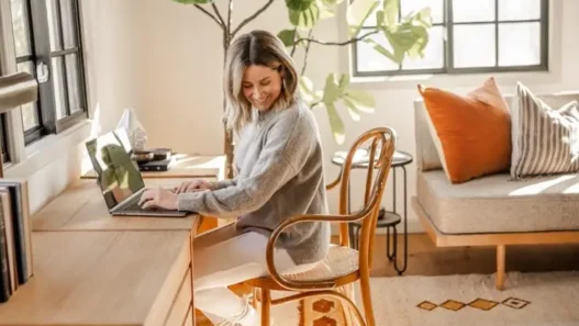 Standing Desk or Sitting Desk? Finding the Best Fit for a Minimalist Setup