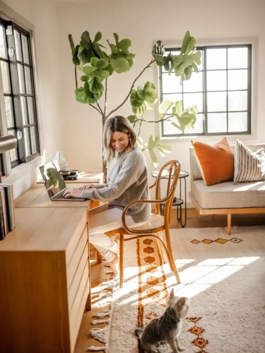 Standing Desk or Sitting Desk? Finding the Best Fit for a Minimalist Setup