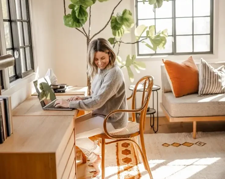 Standing Desk or Sitting Desk? Finding the Best Fit for a Minimalist Setup