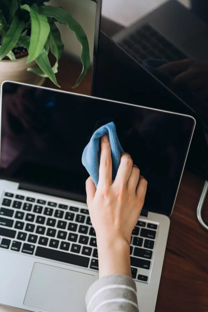 Stop! Best Way to Clean Your Computer Screen Without Damaging It