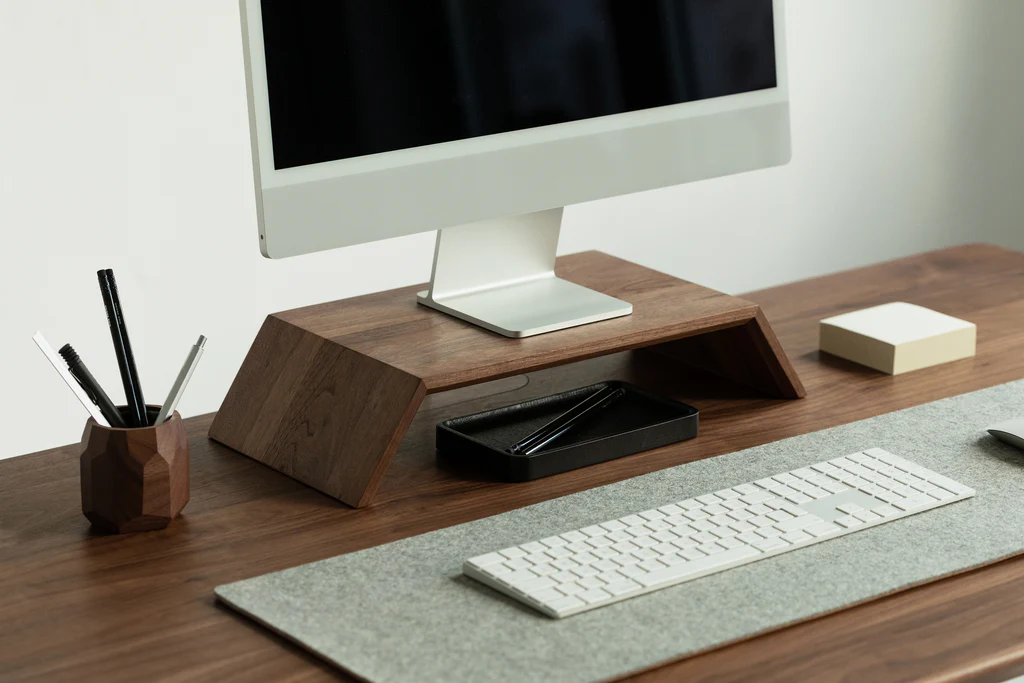 Minimalist Desk Setup Boosts Productivity & Focus